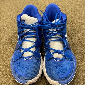 MEN NIKE KYRIE SIZE 11